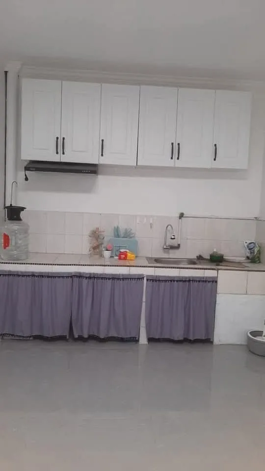 Dapur rumah dengan kitchen cabinet dan area memasak
