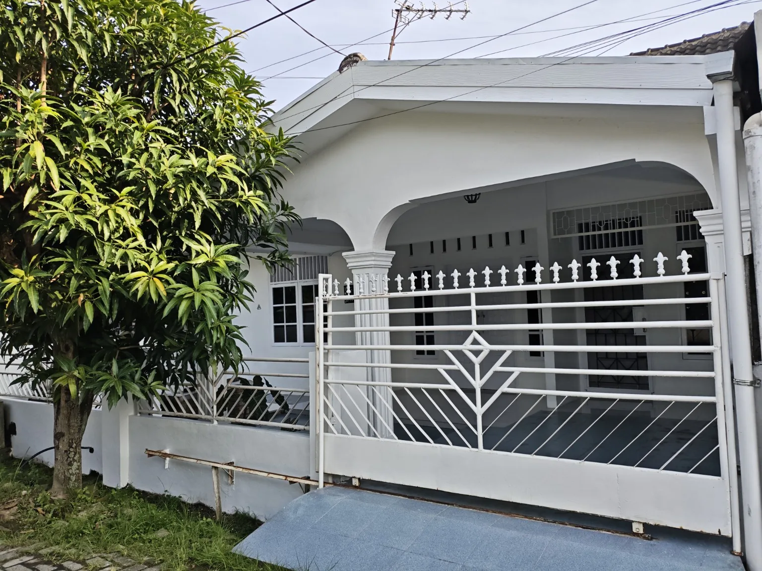 Foto terbaru fasad dan gerbang rumah Menteng Indah Blok F2 No. 29