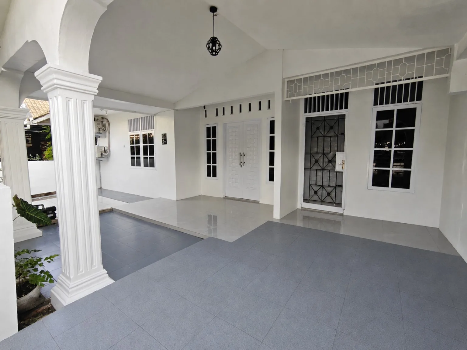Teras depan dan area masuk rumah yang luas